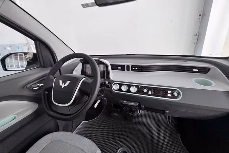 Vì có kích thước nhỏ nên Wuling Hongguang Mini EV chỉ được trang bị nội thất 4 chỗ ngồi khá chật hẹp và không có khoang hành lý. Bên cạnh đó là ghế bọc nỉ, ghế trước chỉnh 4 hướng, màn hình LCD TFT 7 inch sau vô lăng, kết nối Bluetooth, 2 loa, điều hòa 2 chiều và kính cửa sổ chỉnh điện.