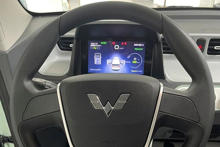 Trang bị an toàn của mẫu ô tô điện Trung Quốc này cũng nghèo nàn với 1 túi khí dành cho người lái, phanh đĩa trước, phanh tang trống sau, hệ thống chống bó cứng phanh ABS, phân phối lực phanh điện tử EBD, cảm biến lùi, camera lùi và giám sát áp suất lốp gián tiếp.