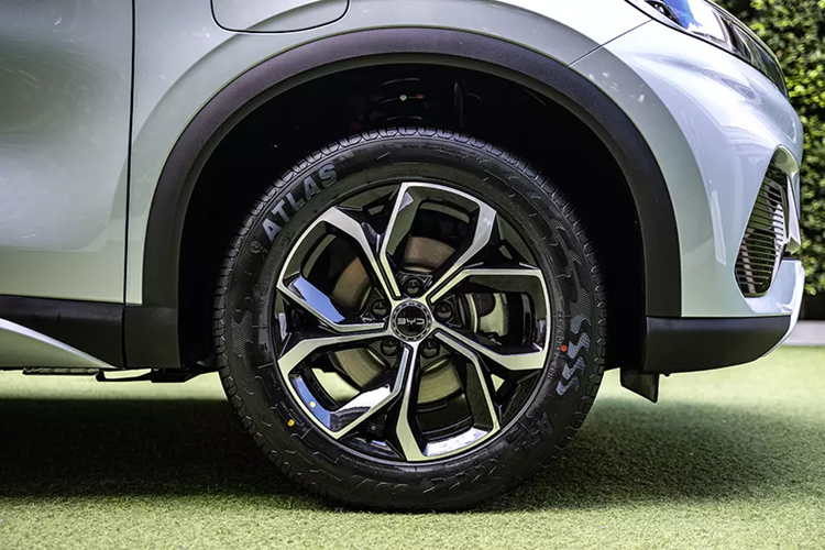 Nếu đây là giá bán chính thức BYD Atto 3 Standard Range 2024 thì mẫu xe điện này dự kiến sẽ càng thăng hoa tại thị trường Thái Lan. Trong năm 2023, BYD Atto 3 chính là mẫu ôtô điện bán chạy nhất ở thị trường này với doanh số 19.241 xe, tương đương thị phần 25,18%.