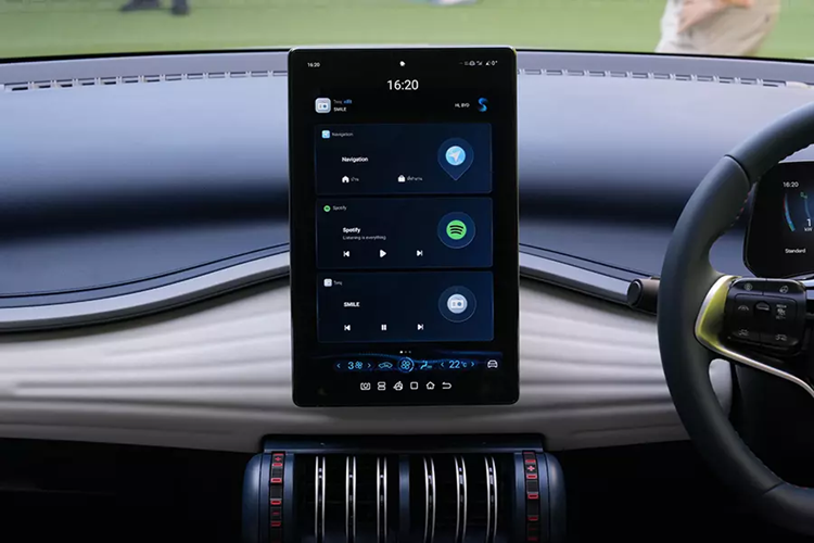 Bên cạnh đó, để khởi động máy, người lái không phải bấm nút như trước mà chỉ cần nhấn vào bàn đạp phanh. Đặc biệt, BYD Atto 3 Standard Range 2024 đã được nâng cấp pin lên dung lượng 50,25 kWh thay vì loại 49,9 kWh cũ. Sau khi sạc đầy pin, xe có thể chạy được 410 km theo chu trình thử nghiệm NEDC hoặc 342 km theo tiêu chuẩn WLTP.