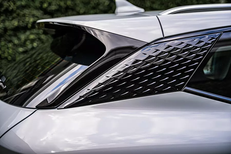 Theo ước tính của nhà phân phối BYD Rêver Automotive, giá xe BYD Atto 3 Standard Range 2024 sẽ từ 899.900 Baht (khoảng 615 triệu đồng) với bản Dynamic và 949.900 Baht (650 triệu đồng) với bản Premium. So với giá 1.099.900 Baht (752 triệu đồng) cũ, BYD Atto 3 Standard Range 2024 rẻ hơn nhiều.