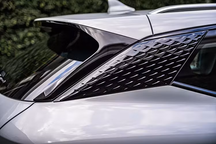 Theo ước tính của nhà phân phối BYD Rêver Automotive, giá xe BYD Atto 3 Standard Range 2024 sẽ từ 899.900 Baht (khoảng 615 triệu đồng) với bản Dynamic và 949.900 Baht (650 triệu đồng) với bản Premium. So với giá 1.099.900 Baht (752 triệu đồng) cũ, BYD Atto 3 Standard Range 2024 rẻ hơn nhiều.