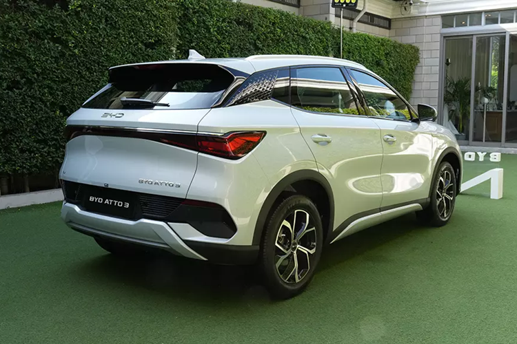 Tuy nhiên, sang năm 2024, BYD Atto 3 Standard Range lại được chia nhỏ thành 2 bản trang bị là Dynamic và Premium. Theo kế hoạch, BYD Atto 3 Standard Range 2024 nhập khẩu nguyên chiếc sẽ chính thức được giao cho khách hàng Thái Lan từ tháng 5 năm nay. Trong khi đó, phiên bản Extended Range mới sẽ được tung ra vào cuối năm nay.