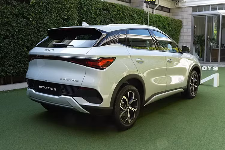 Tuy nhiên, sang năm 2024, BYD Atto 3 Standard Range lại được chia nhỏ thành 2 bản trang bị là Dynamic và Premium. Theo kế hoạch, BYD Atto 3 Standard Range 2024 nhập khẩu nguyên chiếc sẽ chính thức được giao cho khách hàng Thái Lan từ tháng 5 năm nay. Trong khi đó, phiên bản Extended Range mới sẽ được tung ra vào cuối năm nay.