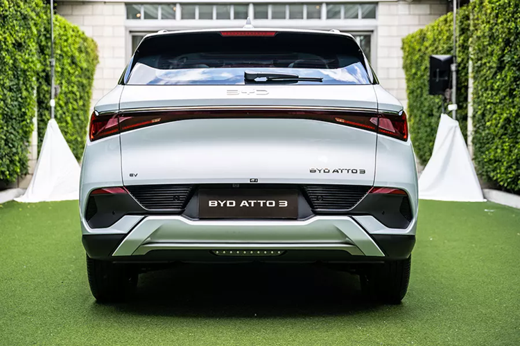 Trong giai đoạn đầu, BYD sẽ phân phối 2 mẫu xe ở Việt Nam nhưng chưa công bố danh tính. Chỉ biết rằng, 2 mẫu xe này sẽ mang kiểu dáng sedan và SUV. Mẫu SUV mà BYD chuẩn bị bán ở Việt Nam rất có thể chính là Atto 3 kể trên. Nếu được bán ở Việt Nam, BYD Atto 3 sẽ là đối thủ cạnh tranh của VinFast VF6.