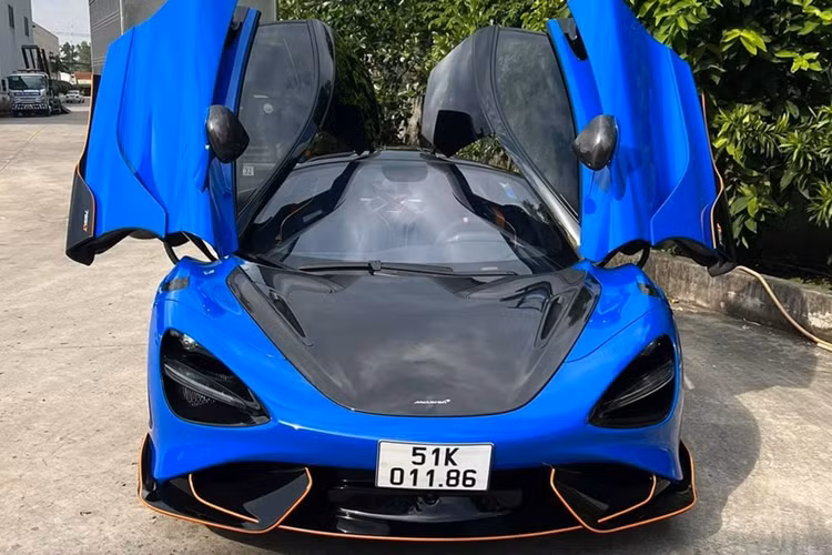 Phía bên trong là phanh gốm carbon lấy ý tưởng của McLaren Senna. Về dòng xe McLaren 765LT, đây không chỉ là siêu xe chạy trên đường phố mà còn khiến cho chủ nhân phấn khích ngay cả khi lái xe ở trong đường đua.
