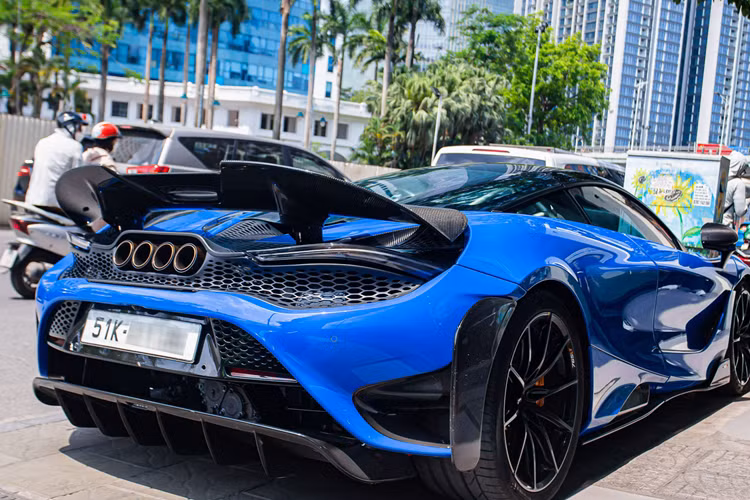 Nhưng các kỹ sư Anh đã "phù phép" lại nhằm mang đến cho xe công suất tối đa 755 mã lực, cao hơn 45 mã lực so với McLaren 720S. Ngoài ra là siêu xe McLaren 765LT còn có mô-men xoắn cực đại 800 Nm, tăng 30 Nm so với siêu xe McLaren 720S đang giữ nhiều danh hiệu ở các cuộc đua drag 400m hay 800m.