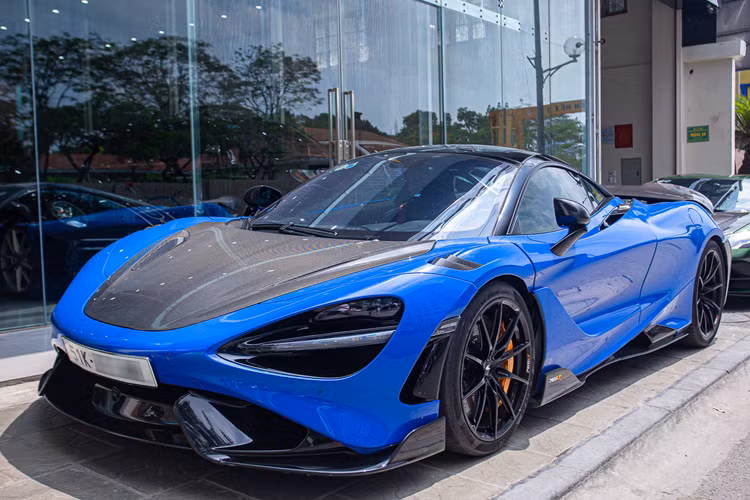 Để mang đến trọng lượng 1.229 kg cho siêu xe McLaren 765LT phải kể đến nhiều chi tiết được làm từ sợi carbon tiên tiến, ống xả titan với bốn cửa ra từ phía sau cũng như kính xe mỏng hơn. Có thể thấy xe có bộ cản va trước, nẹp sườn hoàn toàn bằng carbon và thiết kế rất hầm hố trông như một mẫu xe bước ra từ đường đua.