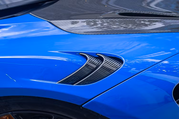 McLaren 765LT cũng chính là chiếc siêu xe McLaren có số lượng ống xả nhiều nhất hiện nay, với cụm pô tròn 4 lỗ xếp hàng ngang, hứa hẹn sẽ mang đến những âm thanh rất thú vị và đáng gờm hơn so với những gì McLaren 720S đã thể hiện quá tốt.