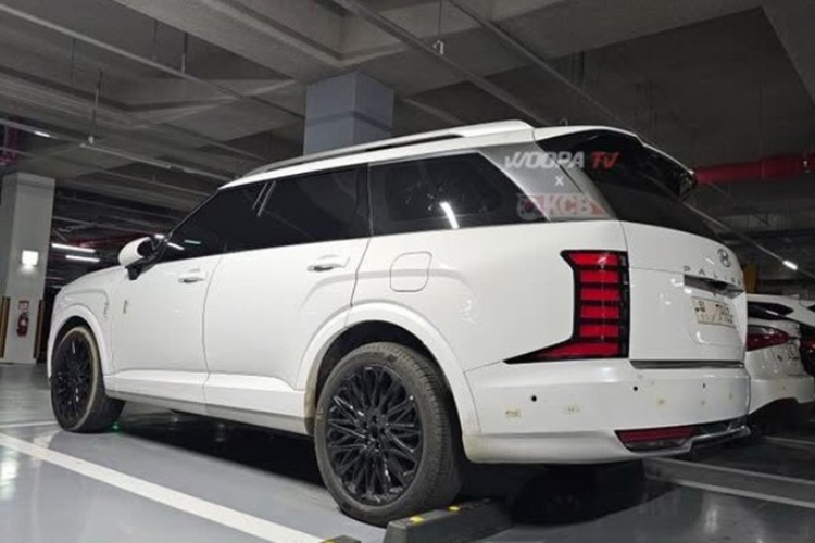 Theo nhiều đồn đoán, Palisade 2025 sẽ có 3 tùy chọn động cơ là xăng V6 3.8L; động cơ diesel tăng áp 2.2L 4 xi-lanh, cùng với hệ truyền động hybrid 2.5L mới.