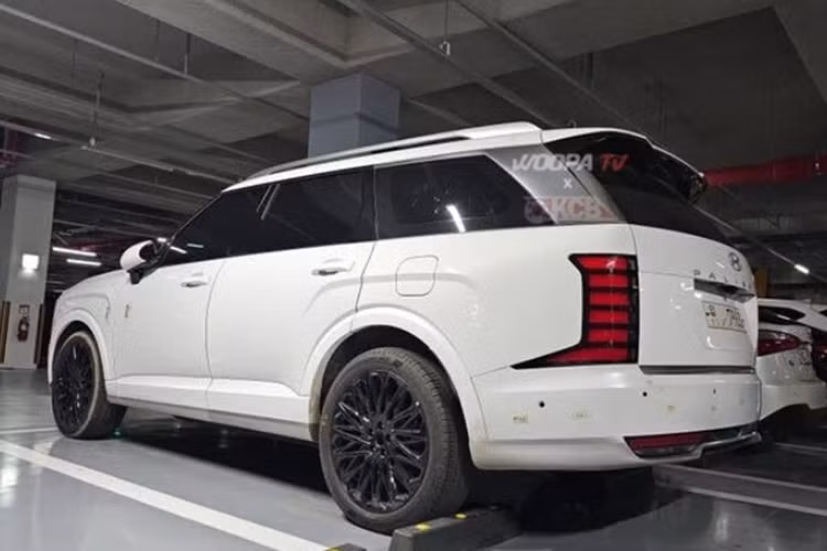 Theo nhiều đồn đoán, Palisade 2025 sẽ có 3 tùy chọn động cơ là xăng V6 3.8L; động cơ diesel tăng áp 2.2L 4 xi-lanh, cùng với hệ truyền động hybrid 2.5L mới.