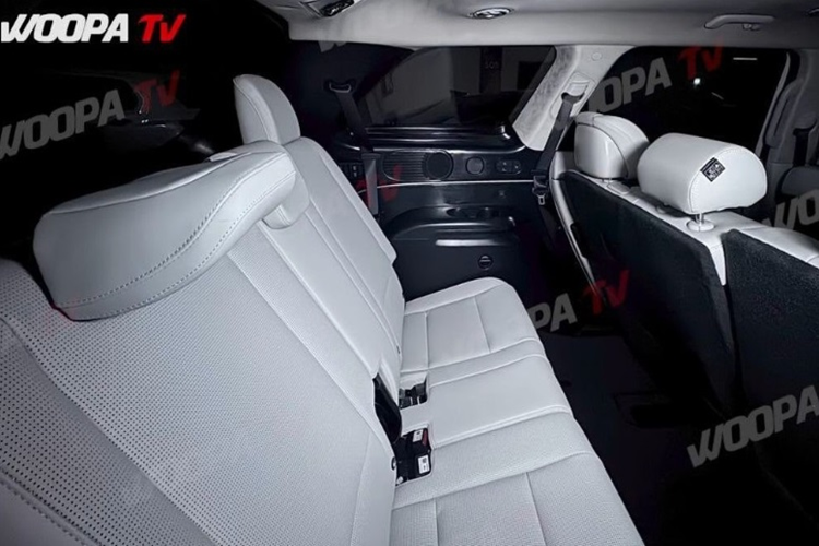 Trong khi đó, hàng ghế thứ ba được trang bị tính năng sưởi, chỉnh điện. Người dùng có thể điều chỉnh qua các nút bấm tích hợp ở tappi tạo sự tiện nghi tối đa. Hyundai Palisade 2025 có ngoại thất được lột xác hoàn toàn so với thế hệ tiền nhiệm.