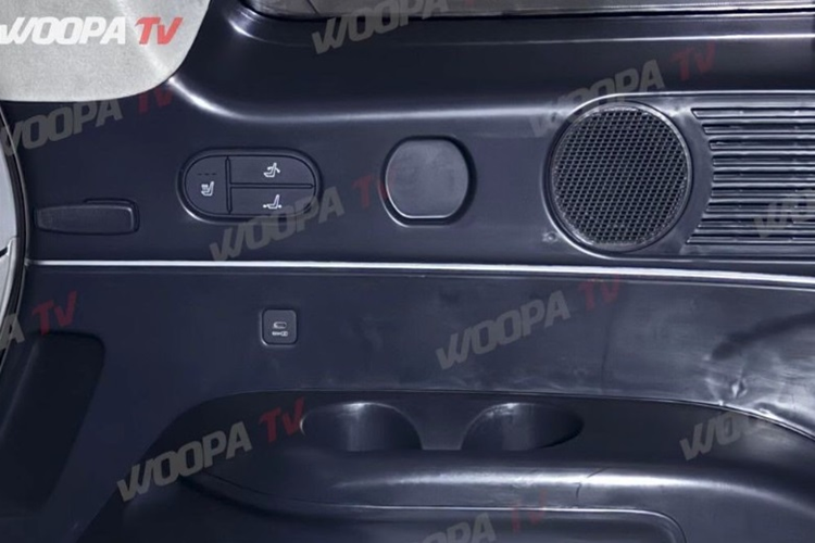 Phần đầu xe nổi bật với dải LED ban ngày được thiết kế dạng dọc màu bạc nằm ở hai bên, tạo nên hiệu ứng ánh sáng độc đáo. Ở giữa là cụm lưới tản nhiệt lớn vuông vắn được bao quanh bởi cụm đèn chính nhỏ gọn. Khu vực nắp capo cũng được thiết kế góc cạnh hơn với đường gân hình chữ "U" nối liền với viền lưới tản nhiệt.