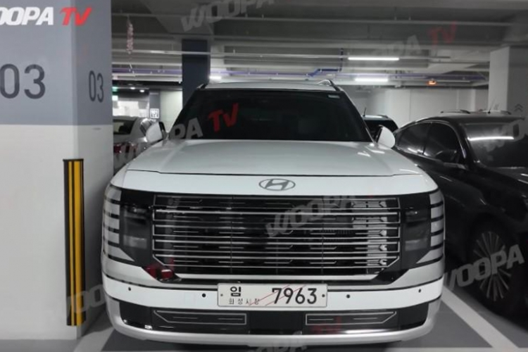 Xe được trang bị bộ mâm hợp kim màu đen, kích thước khoảng 21 inch như càng làm tôn thêm nét khỏe khoắn, cơ bắp cho xe. Phía sau xe là cụm đèn hậu được đặt dọc tương tự như cụm đèn pha phía trước, đi cùng logo Hyundai và dòng chữ Palisade có kích thước lớn được đặt ở giữa nắp cốp.