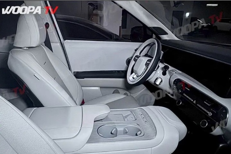 Mẫu xe SUV Hyundai Palisade 2025 sở hữu không gian rộng rãi hơn đáng kể so với phiên bản tiền nhiệm do chiều dài cơ sở được tinh chỉnh. Khoang cabin của xe được trang bị nhiều tiện ích hiện đại như: bảng đồng hồ kỹ thuật số và màn cảm ứng giải trí đồng cỡ 12,3 inch; sạc không dây, cổng sạc USB, giá để cốc đôi.