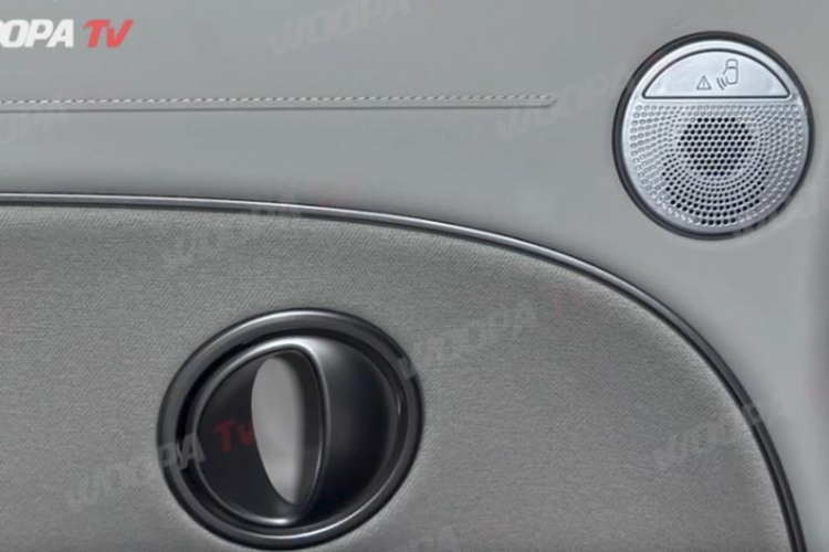 Ở thế hệ mới, Hyundai Palisade 2025 còn được bổ sung một số tính năng an toàn tiên tiến như: hệ thống cảnh báo phương tiện đi tới khi mở cửa, hiển thị thông qua đèn báo tích hợp trên màng loa.