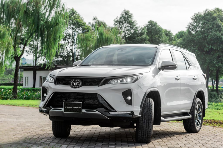  Toyota Fortuner Không chỉ được người tiêu dùng đánh giá cao về ngoại hình, nội thất rộng rãi và động cơ mạnh mẽ, Toyota Fortuner còn được ưa chuộng bởi khả năng di chuyển vượt trội trên những đoạn đường bị ngập sâu.