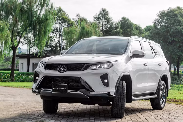  Toyota Fortuner Không chỉ được người tiêu dùng đánh giá cao về ngoại hình, nội thất rộng rãi và động cơ mạnh mẽ, Toyota Fortuner còn được ưa chuộng bởi khả năng di chuyển vượt trội trên những đoạn đường bị ngập sâu.
