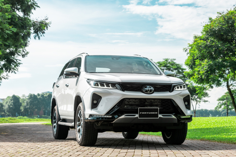 Toyota Fortuner có khoảng sáng gầm 279 mm và khả năng lội nước khoảng 700 mm – 800 mm. Thêm vào đó là các công cụ hỗ trợ địa hình ngập lụt như hệ thống soát lực kéo chủ động A-TRC, hệ thống dẫn động 4 bánh hoặc cầu sau,… giúp xe dễ dàng vượt qua những đoạn đường ngập lụt.