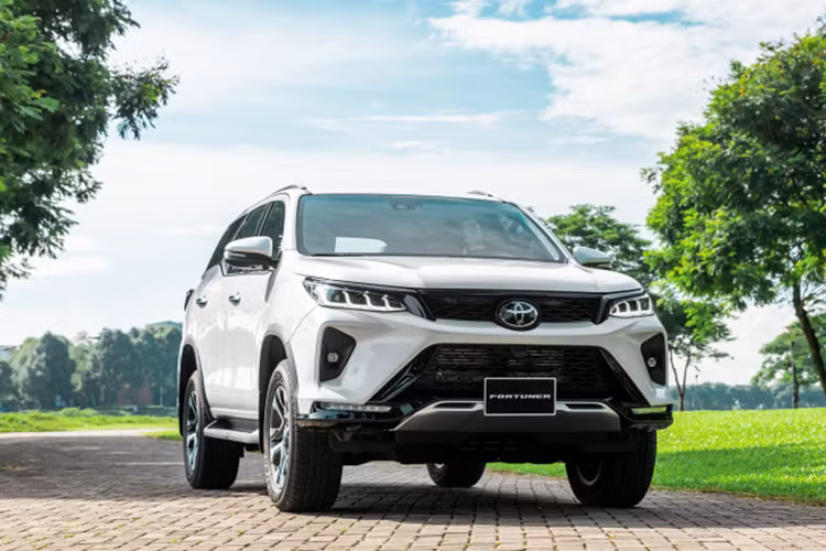 Toyota Fortuner có khoảng sáng gầm 279 mm và khả năng lội nước khoảng 700 mm – 800 mm. Thêm vào đó là các công cụ hỗ trợ địa hình ngập lụt như hệ thống soát lực kéo chủ động A-TRC, hệ thống dẫn động 4 bánh hoặc cầu sau,… giúp xe dễ dàng vượt qua những đoạn đường ngập lụt.