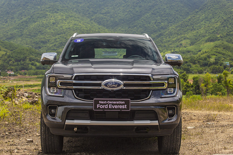  Ford Everest Cùng một nhà với Ford Ranger còn có Everest cũng là một mẫu xe có khả năng lội nước tốt. Everest có thiết kế khoảng sáng gầm 210mm. Hộp số tự động 10 cấp, dẫn động RWD và 4WD. Vì vậy, mà Ford Everest có khả năng lội nước đạt mức 800mm, giúp lái xe yên tâm di chuyển vào những vùng ngập sâu.