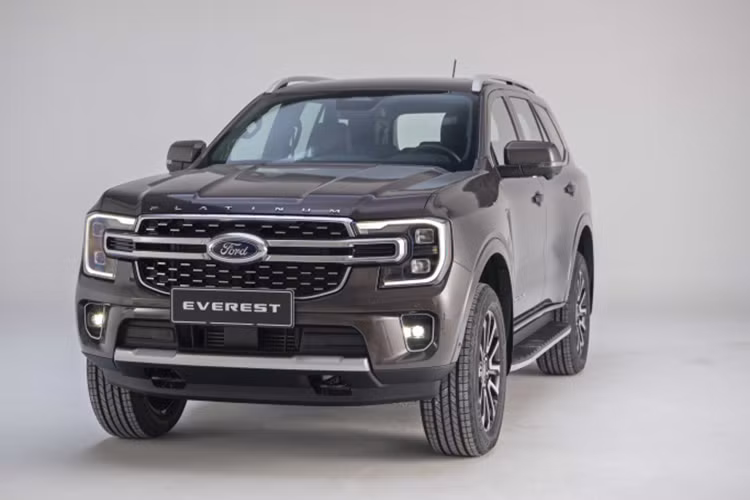 Đáng chú ý, cả Ranger và Everest thế hệ hiện tại đều đã được nâng cao bộ vi sai, hộp số và ống thông khí của hộp số phụ nhằm ngăn nước lọt vào các bộ phận chính của xe cùng với nhiều tùy chọn chế độ lái để vượt qua khu vực ngập nước tại các địa hình khác nhau.