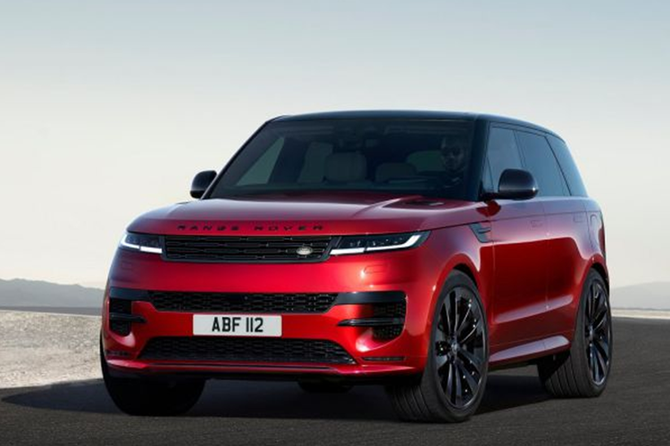 Range Rover sở hữu khoảng sáng gầm 297 mm, nên khả năng lội nước của nó đạt mức 900 mm. Ngoài ra, xe còn được trang bị cảm biến đo mực nước gắn dưới gương. Cảm biến cung cấp thông số mực nước sát với độ sâu tối đa mà xe có thể chịu đựng.