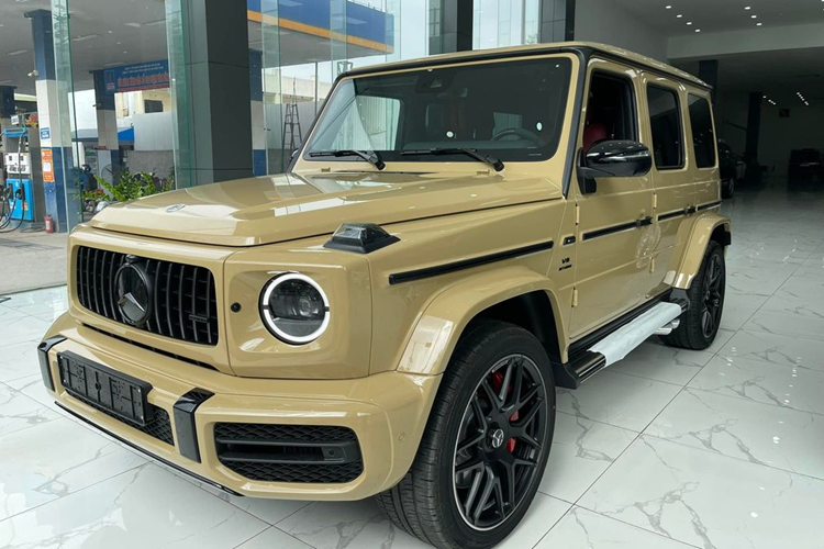  Mercedes-AMG G63 Mercedes-Benz G63 thuộc phân khúc hạng sang, là mẫu xe rất được lòng các đại gia Việt. Xe sở hữu thiết kế ngoại thất vuông vức, cứng cáp, trong khi bên trong sở hữu nội thất sang trọng, đầy đủ tiện nghi. Xe có khoảng sáng gầm 242 mm và mức chịu ngập nước lên đến 800 mm, G63 được đánh giá là một trong những mẫu ôtô có khả năng lội nước tốt nhất.