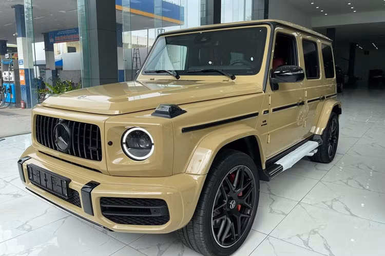  Mercedes-AMG G63 Mercedes-Benz G63 thuộc phân khúc hạng sang, là mẫu xe rất được lòng các đại gia Việt. Xe sở hữu thiết kế ngoại thất vuông vức, cứng cáp, trong khi bên trong sở hữu nội thất sang trọng, đầy đủ tiện nghi. Xe có khoảng sáng gầm 242 mm và mức chịu ngập nước lên đến 800 mm, G63 được đánh giá là một trong những mẫu ôtô có khả năng lội nước tốt nhất.