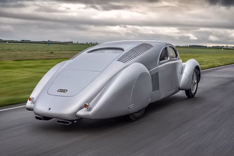 Auto Union là cụ tổ xe sang Audi ngày nay và trong những năm 1930, thương hiệu này đã thống trị các cuộc thi đua xe leo núi trước giải F1 với những con quái vật 16 xi-lanh động cơ đặt giữa.