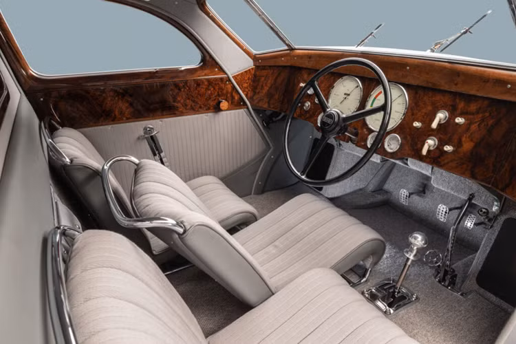 Mẫu xe cổ này được kỳ vọng sẽ tạo ra công suất 197 mã lực chỉ tại 3.650 vòng/phút với sự trợ giúp của bộ siêu nạp, đủ để đạt tốc độ tối đa ấn tượng 200 km/h. Tuy nhiên trên thực tế phát triển, Crosthwaite &amp; Gardner đã nâng cấp loại xe này lên động cơ 6,0 lít giống như động cơ trên chiếc Type C năm 1936.