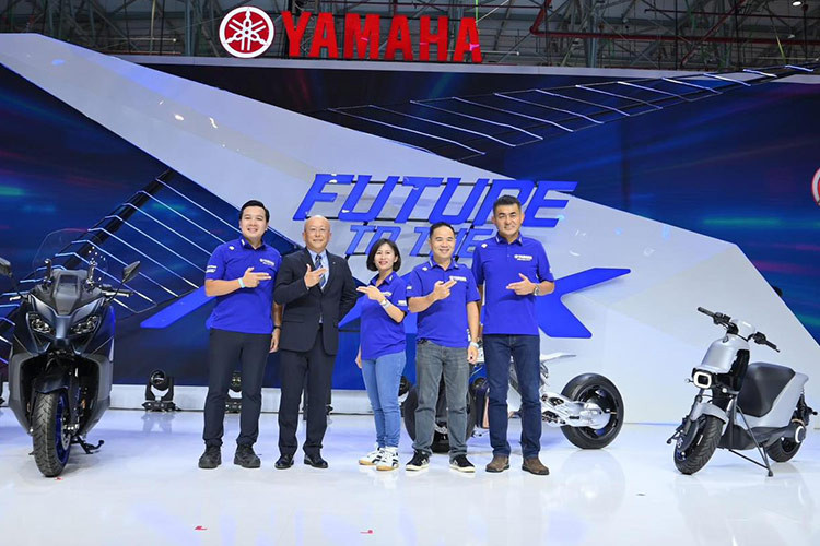 Với chủ đề "Công nghệ mở tương lai xanh” của triển lãm VMS 2024, Yamaha Motor Việt Nam mang đến một diện mạo hoàn toàn mới về thiết kế với chủ đề "Future to the Max”, biến gian trưng bày thành một bảo tàng kỹ thuật số sáng tạo, độc đáo, nơi khách tham quan có thể chiêm ngưỡng và khám phá những khía cạnh khác nhau về tương lai của ngành xe máy. 