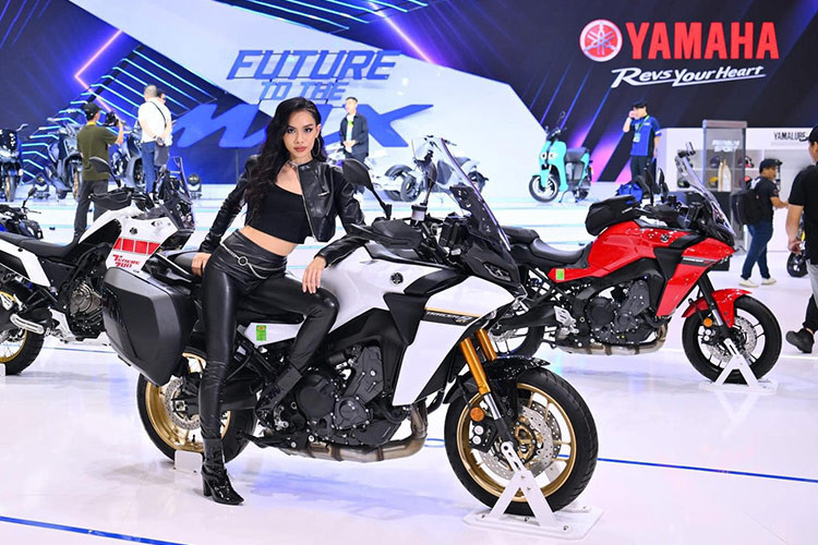 Khu Fashionable Ride là sự góp mặt của các mẫu xe tay ga Yamaha Grande và Janus. Không chỉ có thiết kế thời trang, cả 2 mẫu xe còn sở hữu động cơ BlueCore vận hành bền bỉ, êm ái, tối ưu hiệu suất và tiết kiệm nhiên liệu.