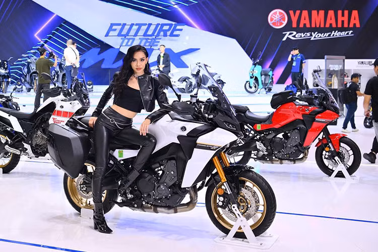 Khu Fashionable Ride là sự góp mặt của các mẫu xe tay ga Yamaha Grande và Janus. Không chỉ có thiết kế thời trang, cả 2 mẫu xe còn sở hữu động cơ BlueCore vận hành bền bỉ, êm ái, tối ưu hiệu suất và tiết kiệm nhiên liệu.