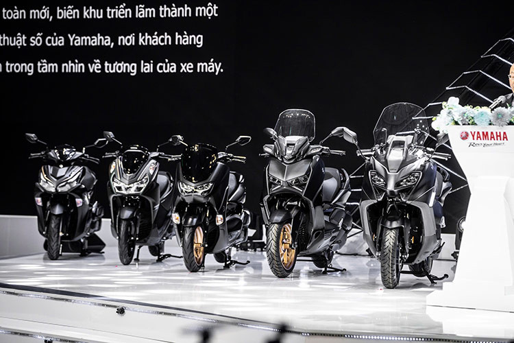 Dàn xe máy Yamaha Motor Việt Nam tại gian trưng bày các sản phẩm được chia thành bốn khu vực riêng biệt: Fashionable Ride, Chill Ride, Adventure Ride và Adrenaline Ride với màu sắc và cá tính khác nhau.