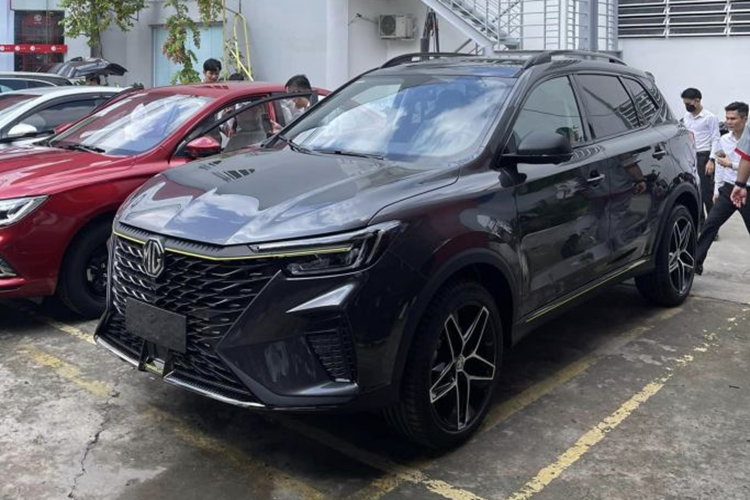 Ra mắt Việt Nam vào hồi tháng 9/2023, MG RX5 phải đối mặt với những đối thủ mạnh như Mazda CX-5, Hyundai Tucson, Ford Territory và Honda CR-V. Mẫu xe nhà MG có thiết kế ngoại thất khá trẻ trung và cá tính.