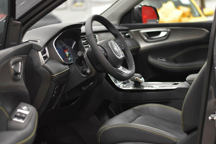 Bên cạnh đó là những trang bị ngoại thất như đèn pha LED, đèn LED định vị ban ngày, vành hợp kim 19 inch, cửa cốp chỉnh điện và gương chiếu hậu chỉnh điện/gập điện/sấy gương/tích hợp đèn báo rẽ.