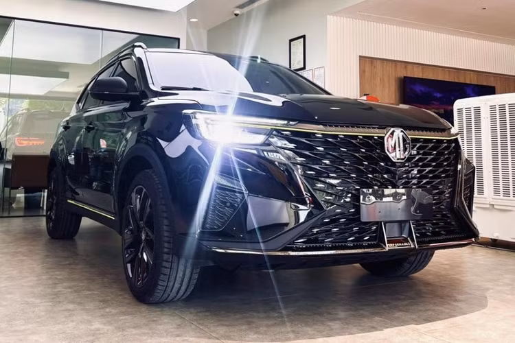 Cụ thể, một đại lý ở khu vực Hà Nội hiện đang giảm giá tiền mặt 100 triệu đồng cho dòng xe RX5. Ngoài ra, đại lý còn tặng 2 năm bảo hiểm vật chất trị giá 20 triệu đồng cho khách hàng mua mẫu SUV cỡ C này. Như vậy, MG RX5 giảm tới 120 triệu đồng tại đại lý.