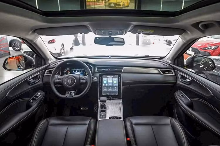 Trang bị nội thất của MG RX5 cũng khá dồi dào với ghế bọc da, vô lăng vát đáy thể thao, tích hợp lẫy chuyển số, bảng đồng hồ kỹ thuật số 12,3 inch, màn hình cảm ứng trung tâm 14,1 inch nằm dọc, cửa sổ trời, phanh tay điện tử, điều hòa tự động 2 vùng, hệ thống âm thanh 6 loa và sạc điện thoại không dây.