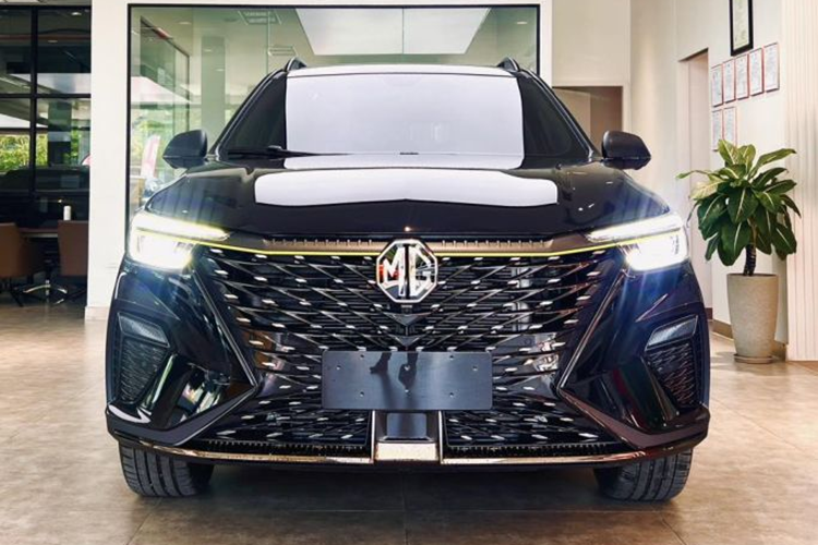 MG RX5 tại Việt Nam có giá niêm yết 739 triệu đồng cho bản STD và 829 triệu đồng cho bản LUX. Ngoài bất lợi về mặt thương hiệu và định kiến của người tiêu dùng Việt Nam đối với xe Trung Quốc, mẫu ô tô này còn sở hữu giá bán chưa thực sự cạnh tranh trong phân khúc SUV cỡ C.