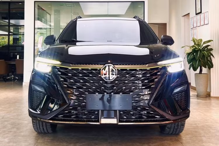 MG RX5 tại Việt Nam có giá niêm yết 739 triệu đồng cho bản STD và 829 triệu đồng cho bản LUX. Ngoài bất lợi về mặt thương hiệu và định kiến của người tiêu dùng Việt Nam đối với xe Trung Quốc, mẫu ô tô này còn sở hữu giá bán chưa thực sự cạnh tranh trong phân khúc SUV cỡ C.