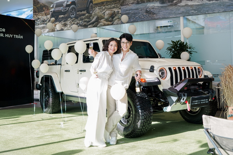 Chiều ngày 24/1, đạo diễn, diễn viên kiêm nhà sản xuất Ngô Thanh Vân đã đến showroom Jeep quận 4 nhận món quà bất ngờ từ ông xã Huy Trần là chiếc xe bán tải đến từ Mỹ – Jeep Gladiator thế hệ mới.