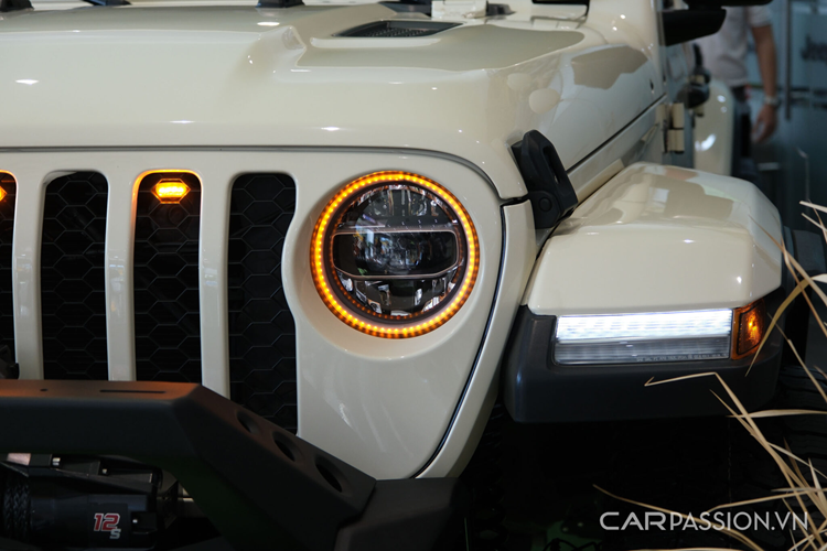 Bên cạnh đó kết cấu xe được thiết kế đi được mọi nơi, mình muốn leo núi, đi trong phố hoặc lội nước đều được. Huy nghĩ chiếc xe này hợp với tính cách của Huy và bà xã”, anh Huy Trần cho biết. Đạo diễn Ngô Thanh Vân chia sẻ “hai vợ chồng thích hoạt động ngoài trời và thích thể thao nên khi chọn xe phải đưa ra tiêu chí làm sao để mang đến trải nghiệm thiên nhiên tốt nhất.