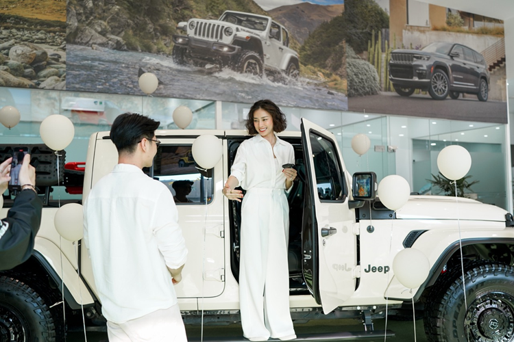 Quyết định chọn Jeep Gladiator tặng Ngô Thanh Vân bởi theo anh Huy Trần tin tưởng rằng đây là chiếc xe phù hợp nhất với bà xã, vừa thể hiện cá tính, phong cách sống mà còn đồng hành trong các chuyến du lịch, khám phá những địa điểm mới.