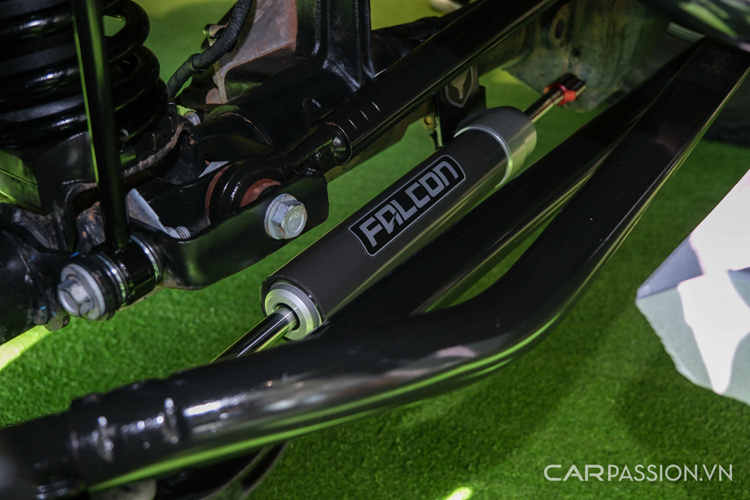 Chiếc Jeep Gladiator Rubicon vừa gia nhập bộ sưu tập xe của đạo diễn Ngô Thanh Vân có tông màu ngoại thất vàng cát, nội thất xe bọc da cao cấp màu đen. Điểm đặc biệt của Gladiator Rubicon là có thể tháo rời phần nóc xe, tương tự những mẫu xe khác của Jeep. Để chiếc xe trở thành người bạn đồng hành đúng nghĩa, Huy Trần đã nâng cấp nhiều món đồ chơi mới.