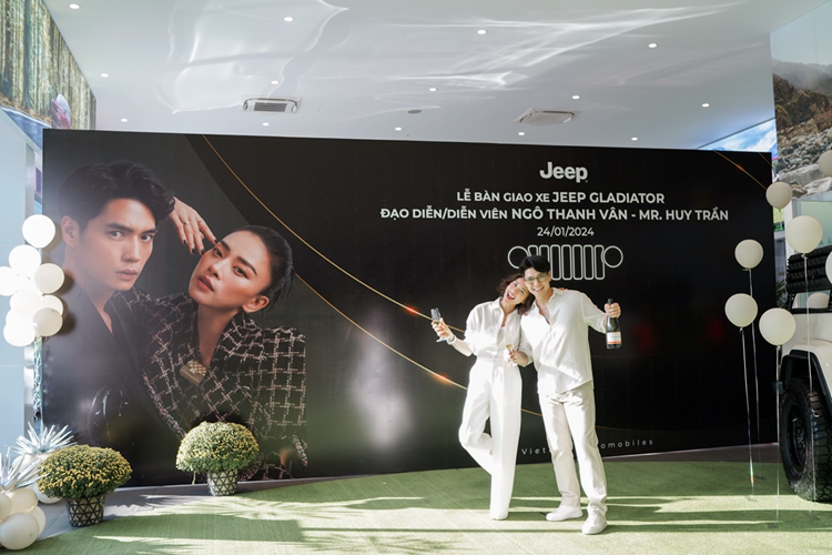 Jeep Gladiator trang bị động cơ V6 3.6L, sản sinh công suất tối đa 285 mã lực và mô-men xoắn cực đại 353 Nm, hộp số tự động 8 cấp và hệ dẫn động hai cầu Rock – Trac là những yếu tố mạnh mẽ giúp Jeep Gladiator không chỉ xuất sắc trên đường phố mà còn tỏa sáng trên mọi địa hình khó khăn.