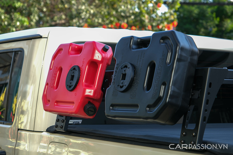 Ở phía thùng sau có gắn baga để ràng xe cào cào điện, bên hông có thêm tấm ván chống lún giúp chiếc xe dễ dàng thoát khỏi khu vực đường lầy hoặc địa hình xấu. Đồng thời, xe có thêm 2 thùng nhựa chứa nhiên liệu và thùng nước.