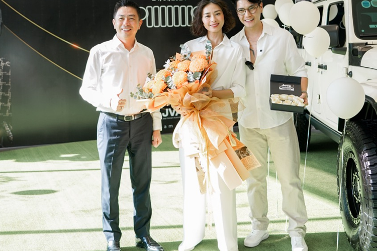 Bên cạnh đó, chiếc Jeep Gladiator của vợ chồng đạo diễn Ngô Thanh Vân được trang bị màn hình giải trí kích thước 8.4 inch, hệ thống âm thanh Alpine, hệ thống sưởi và thông gió ghế trước,…