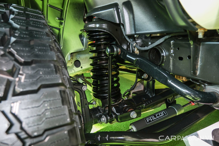 Để bà xã lên xuống xe được thuận tiện, Huy Trần đã yêu cầu nâng cấp bệ bước điện, tự động đóng/mở. Hệ thống treo trên xe vẫn sử dụng giảm xóc Fox ở cả 4 bánh. Khoảng sáng gầm xe được mở rộng nhờ lắp thêm bộ kit nâng gầm phía trước 2,5 inch, chi tiết này giúp xe cân bằng hơn và hạn chế tình trạng cạ lòng vè.