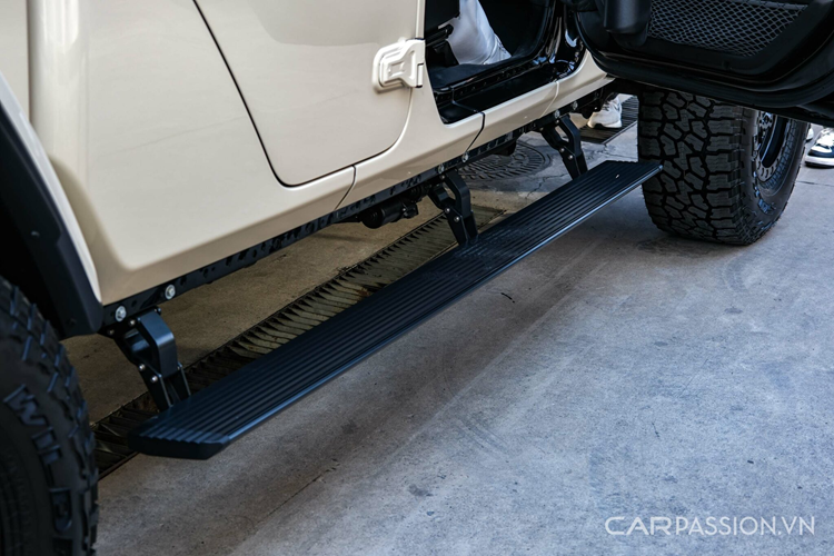 Đầu tiên là ở phần đầu xe nổi bật với dải đèn LED hạt định vụ ở lưới tản nhiệt, cùng bộ tời mạnh nhất của VR EVO Series là Warn VR EVO có sức kéo 5.443 kg (12.000 lbs).Tiếp đến bộ mâm nguyên bản được thay thế bằng mâm của hãng Black Rhino kích thước 17 inch kết hợp bộ lốp đa địa hình Flaken WildPeak A/T kích cỡ 35×12.50; xe còn có trợ lực lái Falcon.